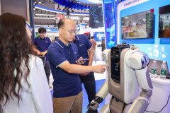 一台台双拼色从动分色机械人正自若挥舞机械