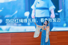 激励更多青少年自动走近典范、理解